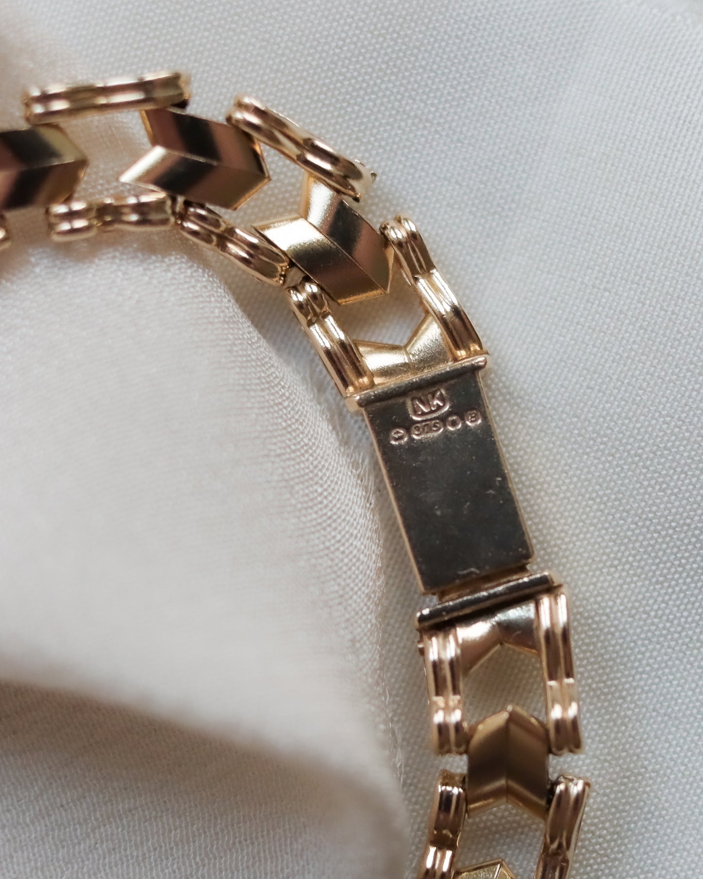 Vintage 9ct Gold Chevron Choker Necklace (1976)