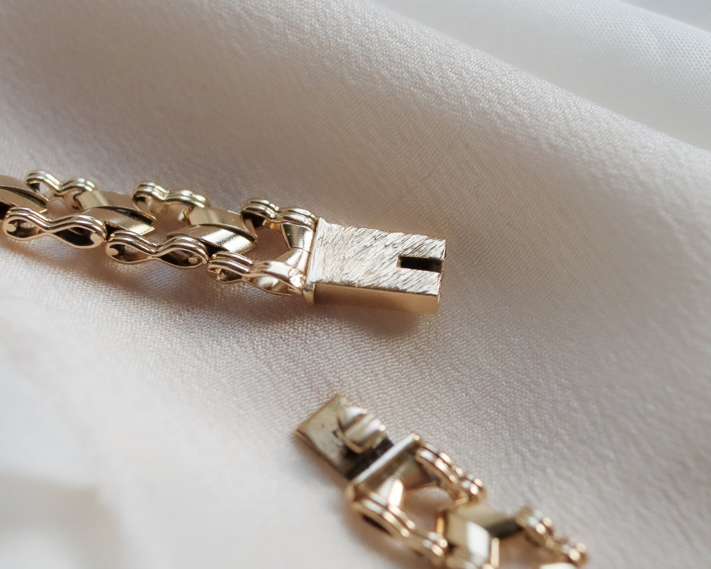 Vintage 9ct Gold Chevron Choker Necklace (1976)