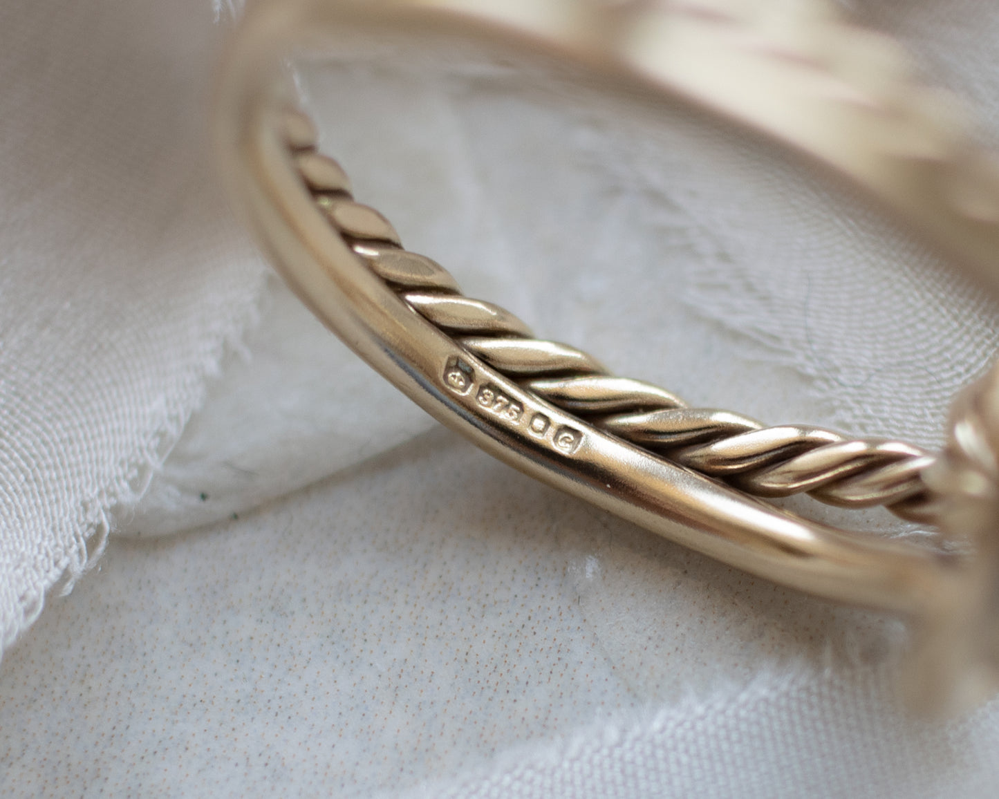 Vintage 9ct Gold Double Knot Ring from 1977 - UK P 1/2