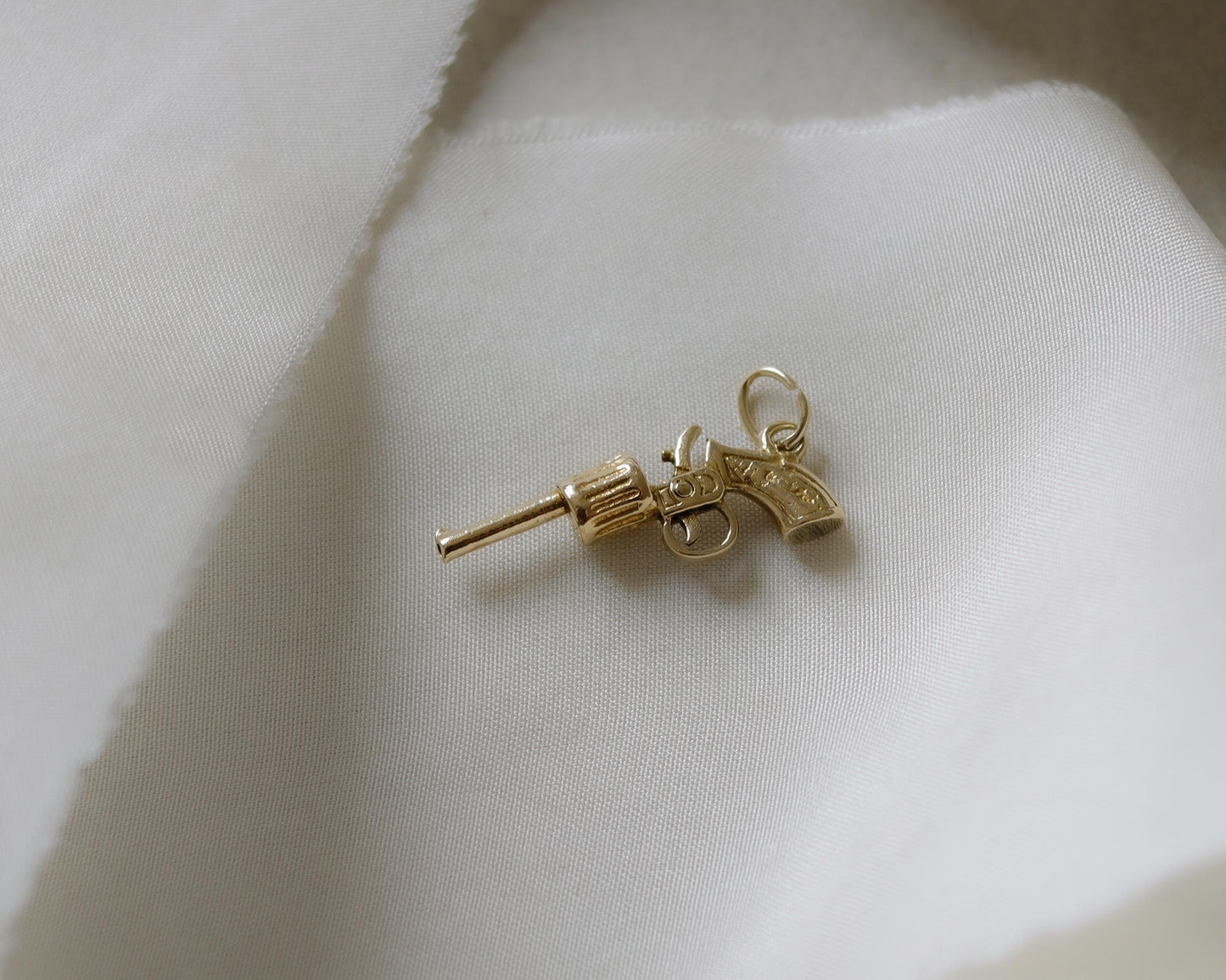 Wild West 9ct gold pistol pendant charm