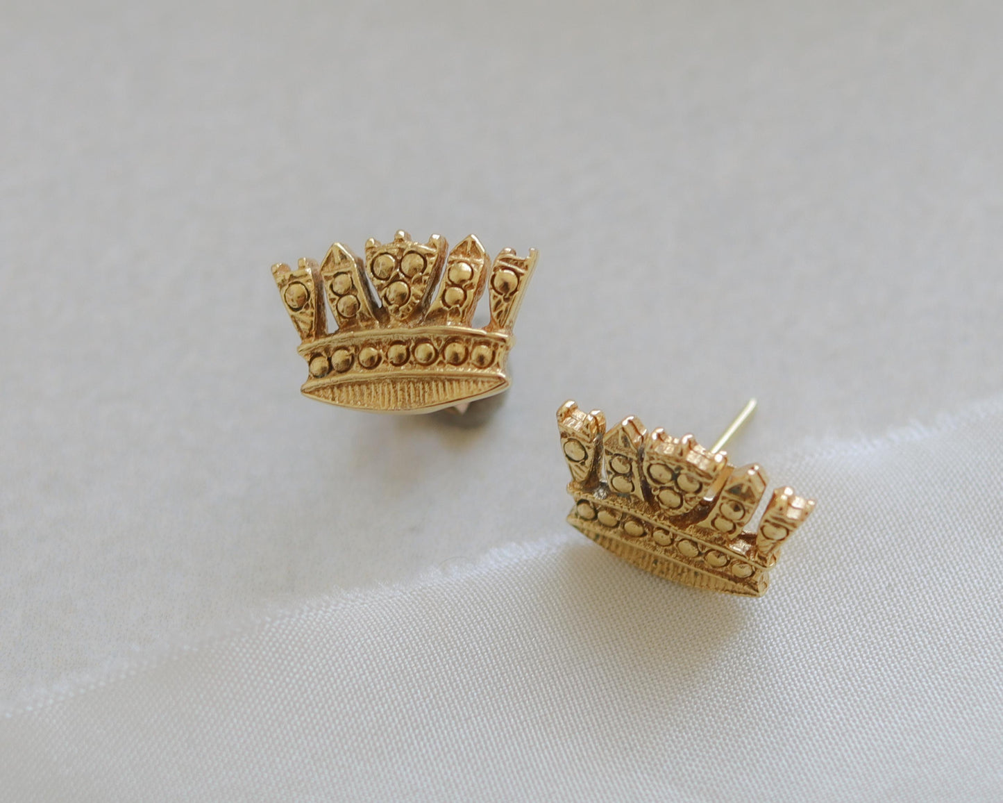 Vintage Naval crown earrings in 9ct gold
