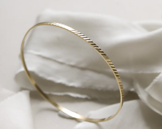 9ct diagonal patterned bangle with small repair