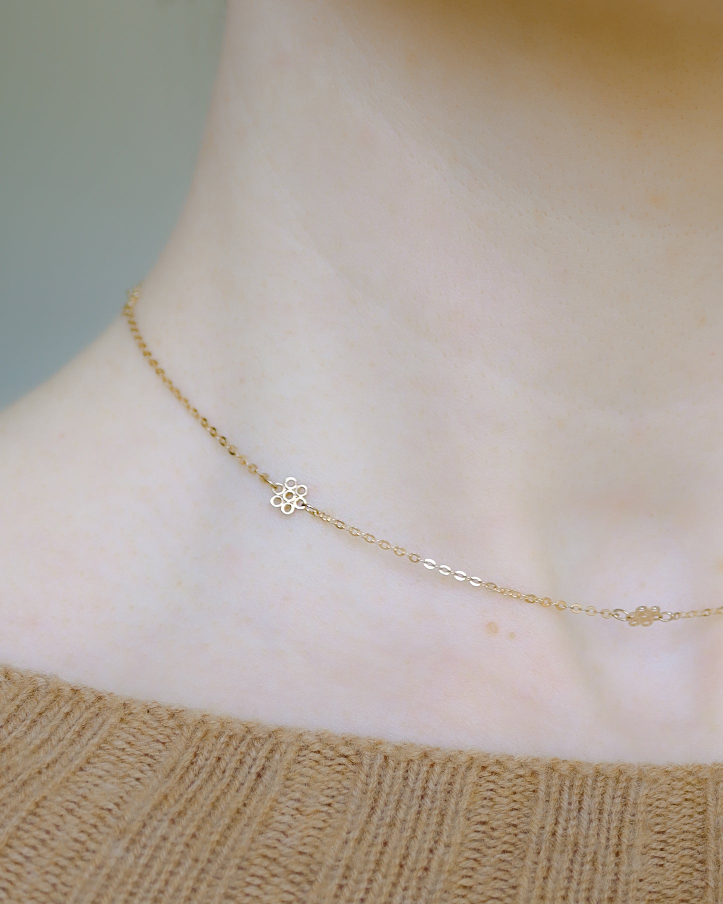 1970's 9ct gold fancy ditsy flower link necklace