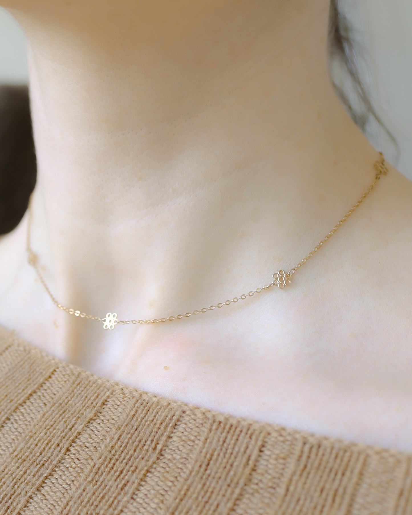 1970's 9ct gold fancy ditsy flower link necklace
