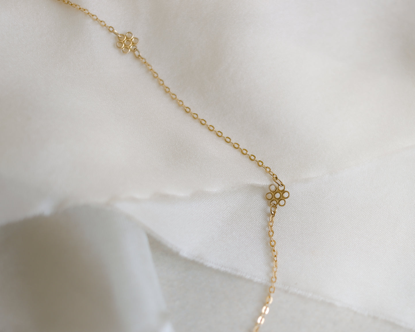 1970's 9ct gold fancy ditsy flower link necklace