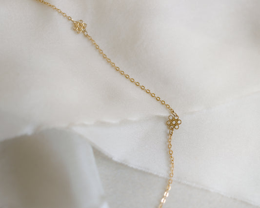 1970's 9ct gold fancy ditsy flower link necklace
