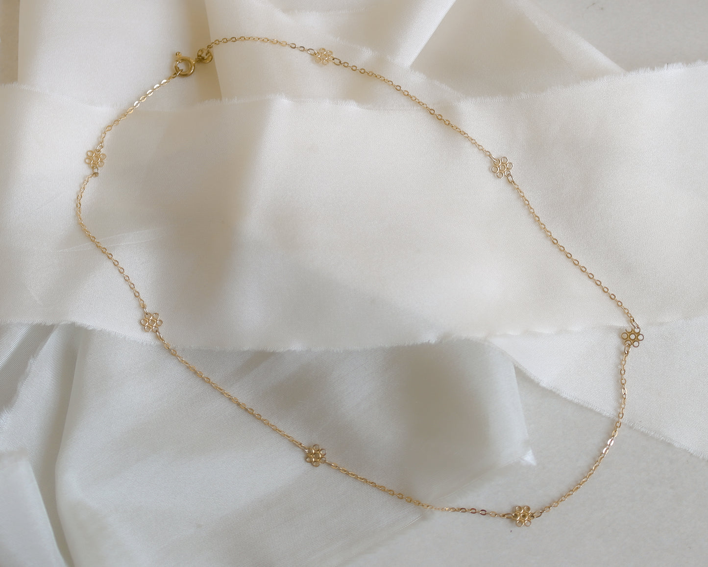 1970's 9ct gold fancy ditsy flower link necklace