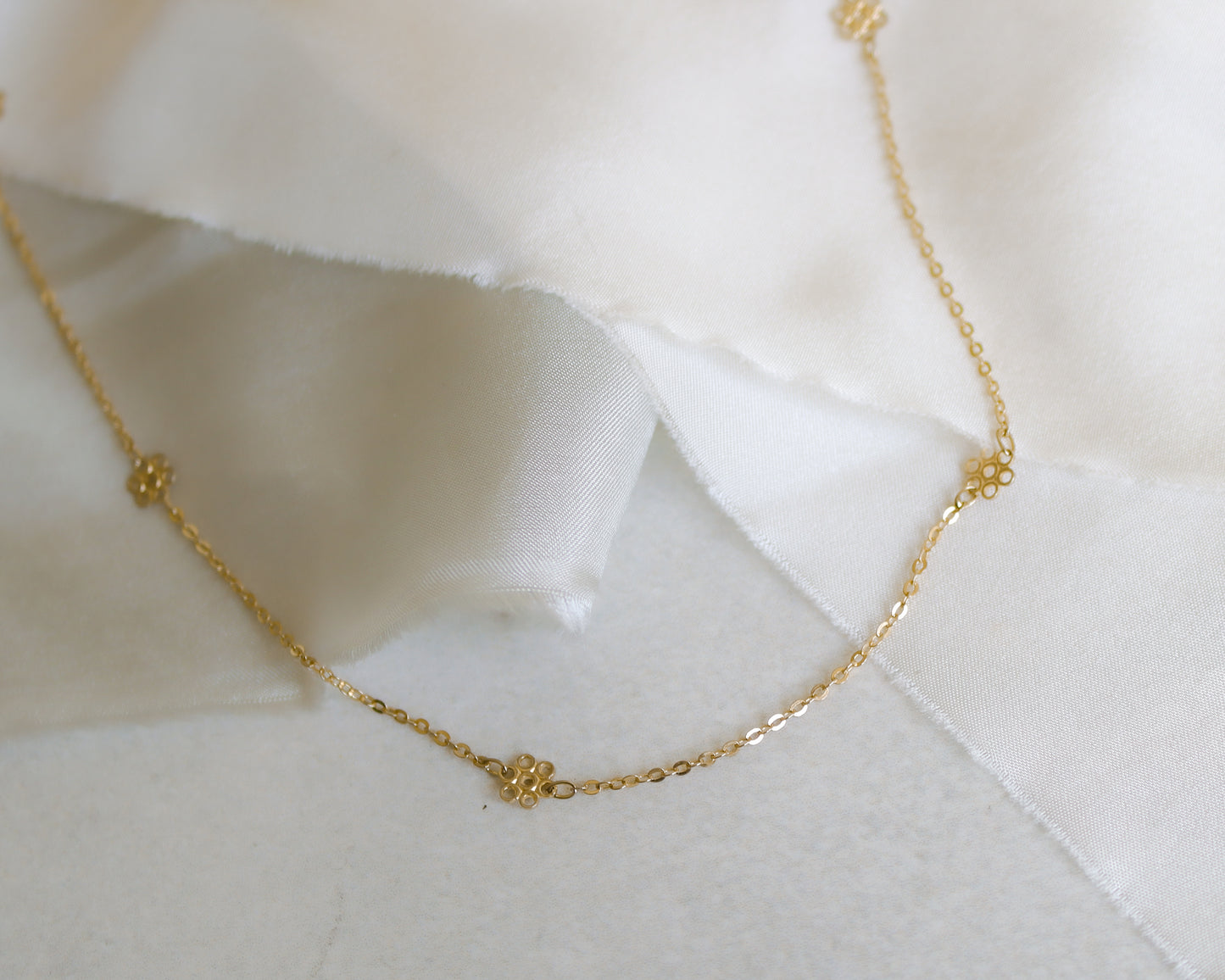 1970's 9ct gold fancy ditsy flower link necklace