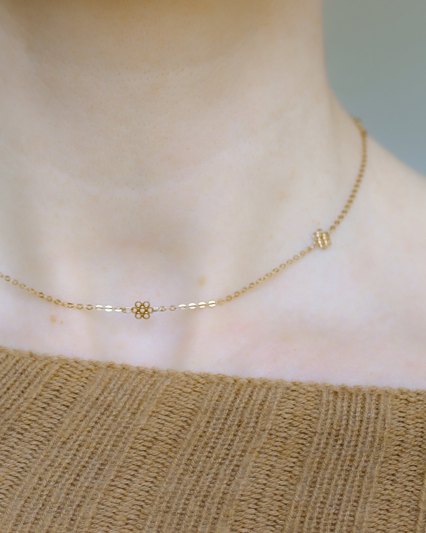 1970's 9ct gold fancy ditsy flower link necklace