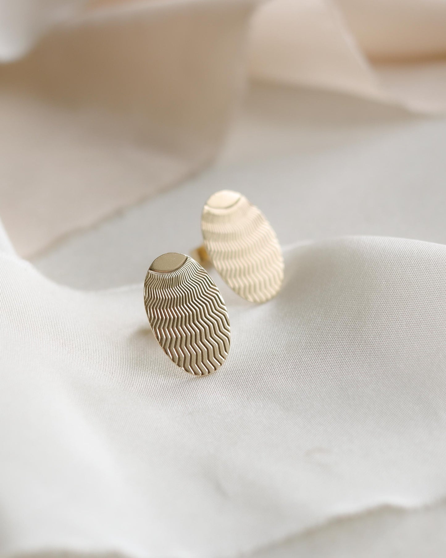 Gold engine turned geometric disc earrings