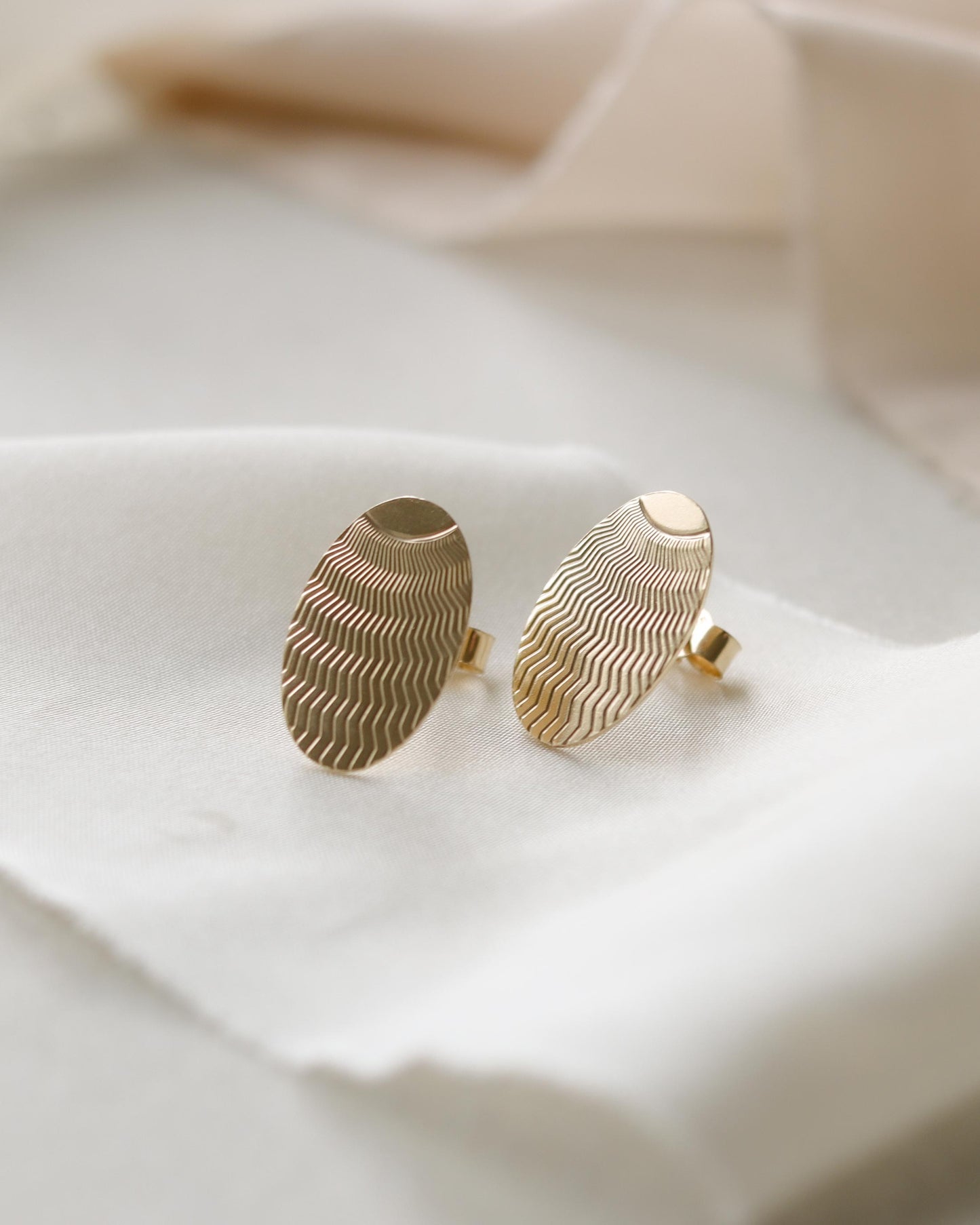 Gold engine turned geometric disc earrings