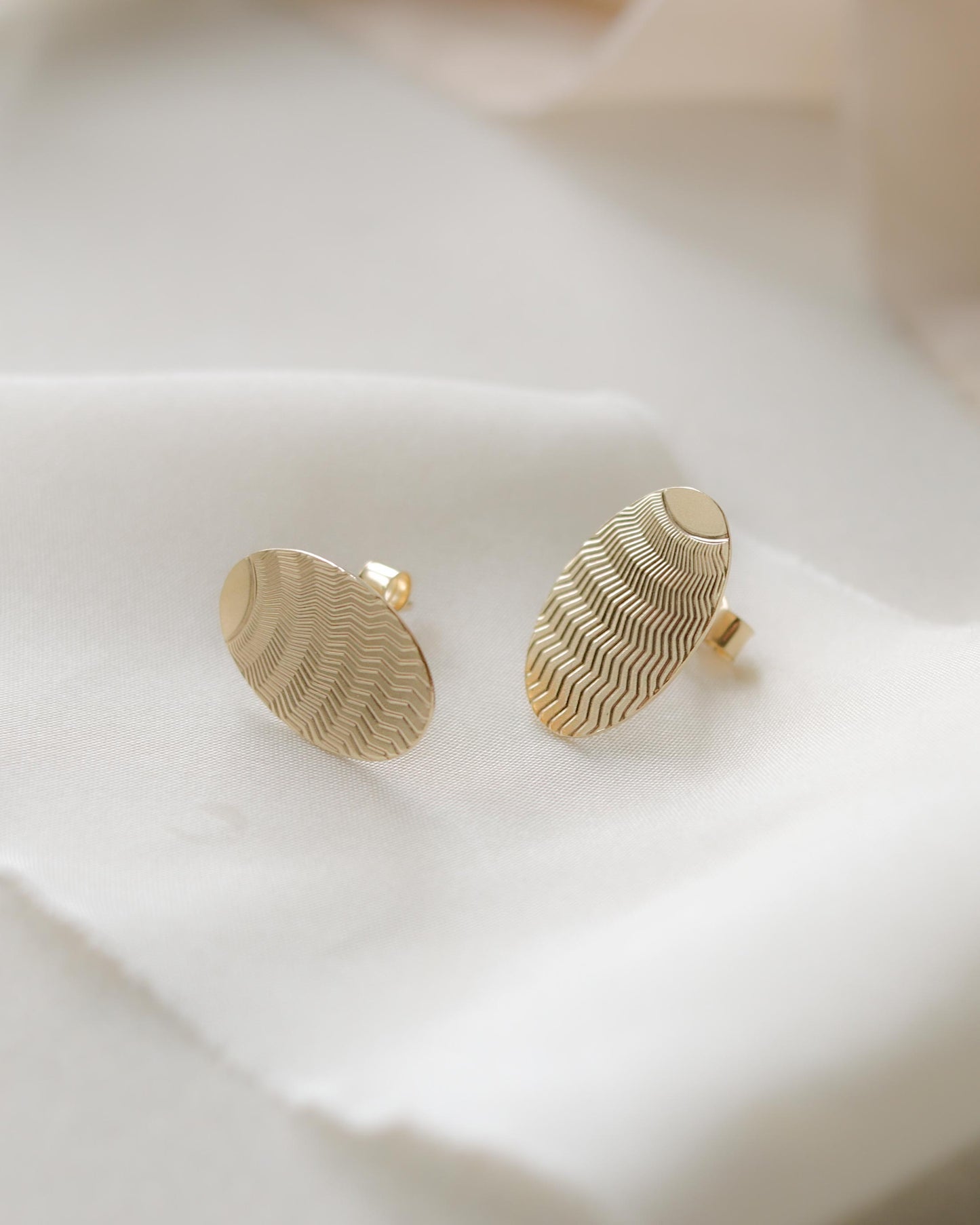 Gold engine turned geometric disc earrings