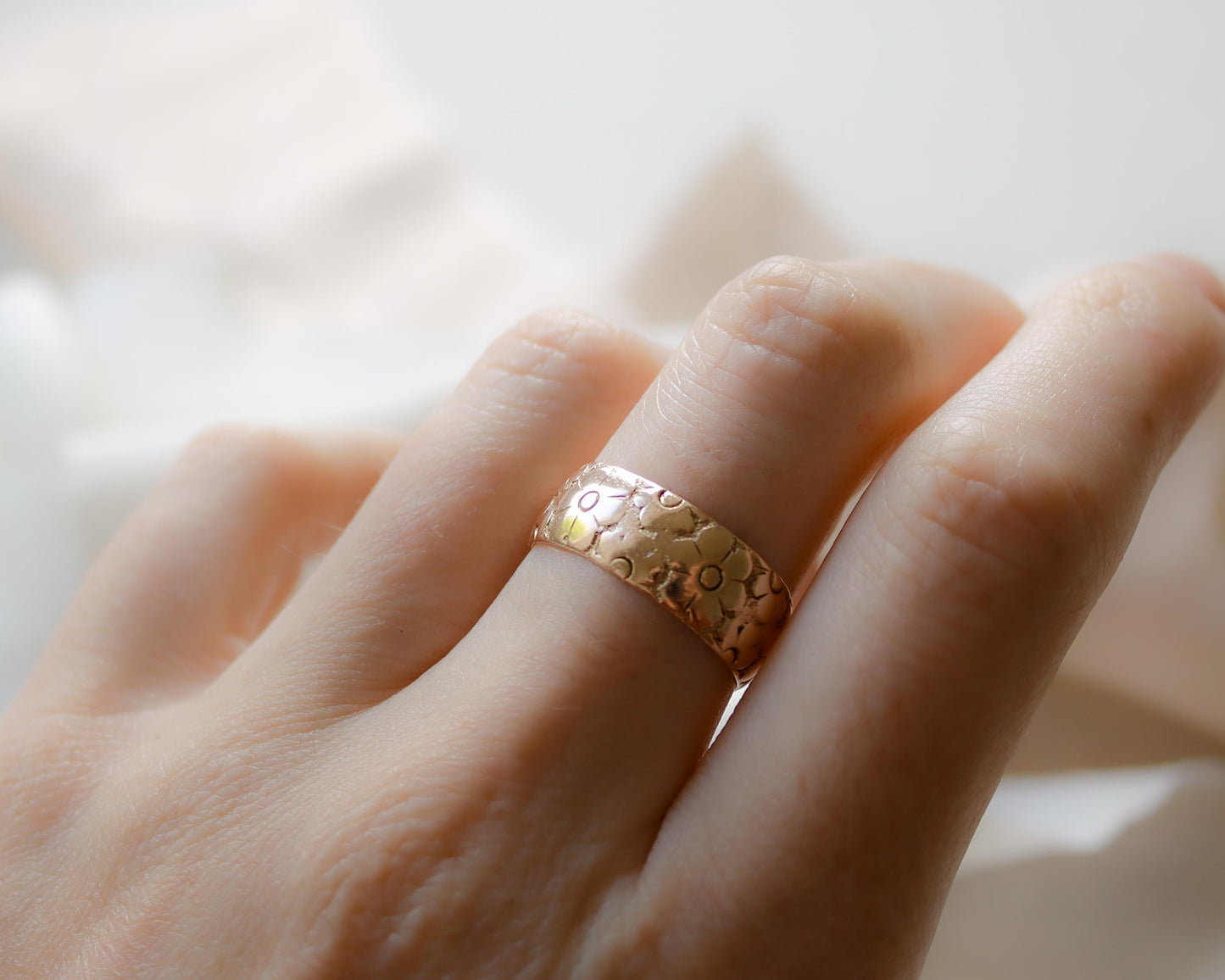 9ct gold antique floral engraved band UK R