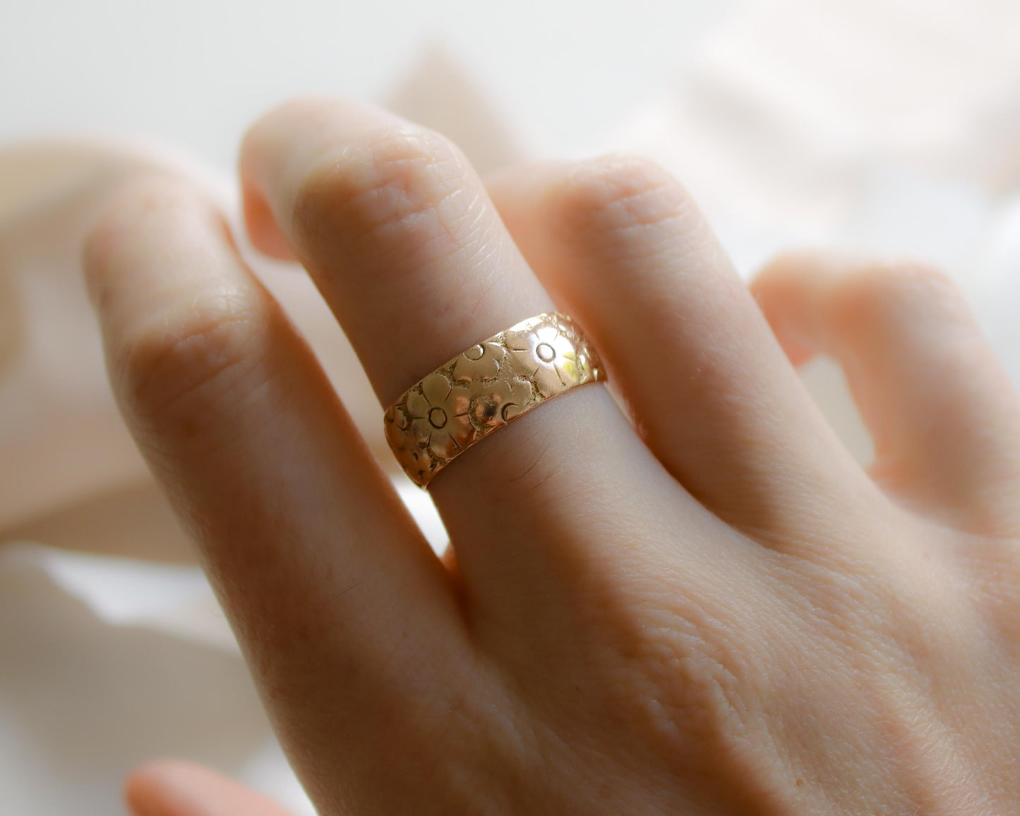 9ct gold antique floral engraved band UK R