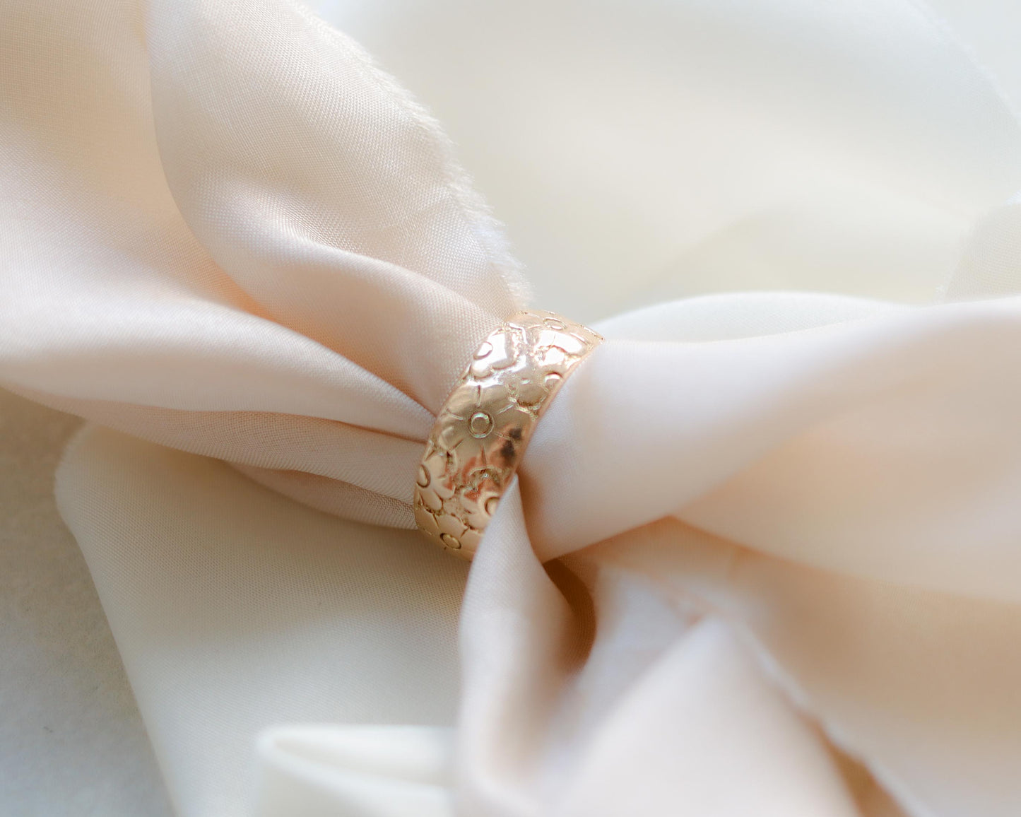 9ct gold antique floral engraved band UK R
