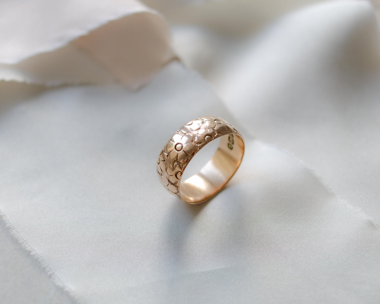 9ct gold antique floral engraved band UK R