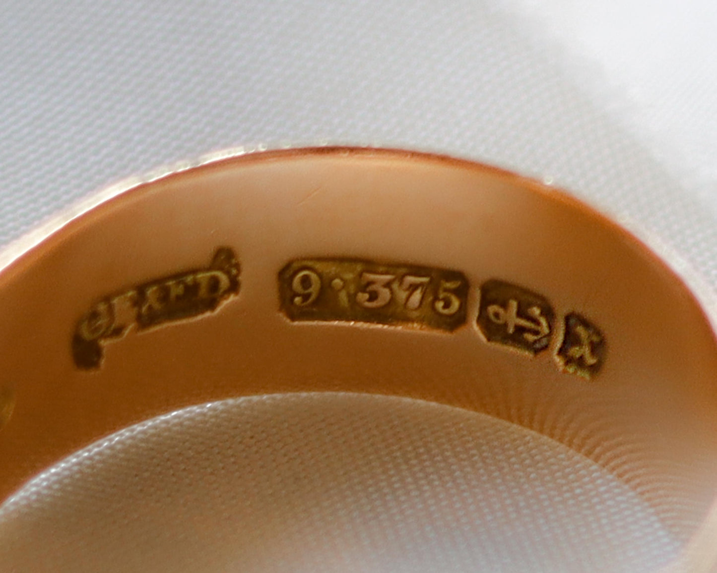 9ct gold antique floral engraved band UK R