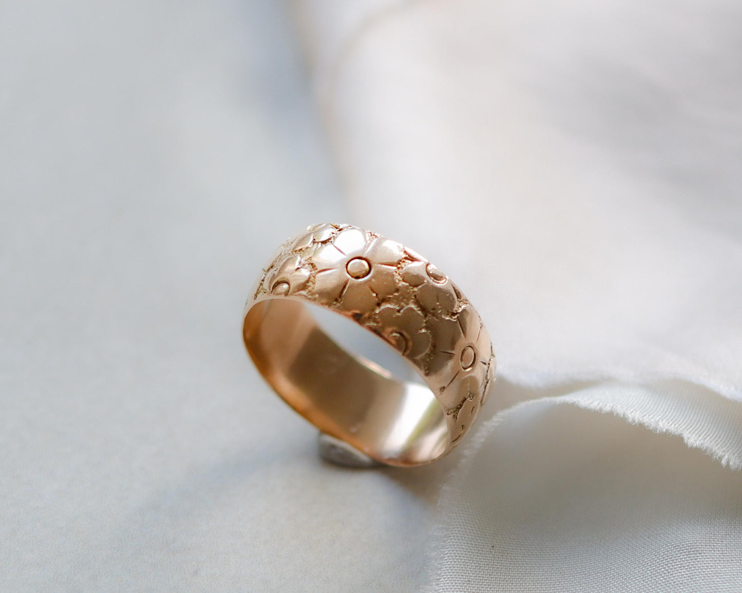 9ct gold antique floral engraved band UK R