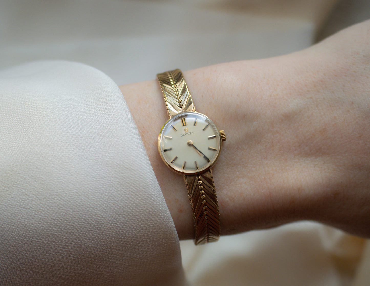 Omega Ladies 9ct Gold herringbone Wristwatch - 1965