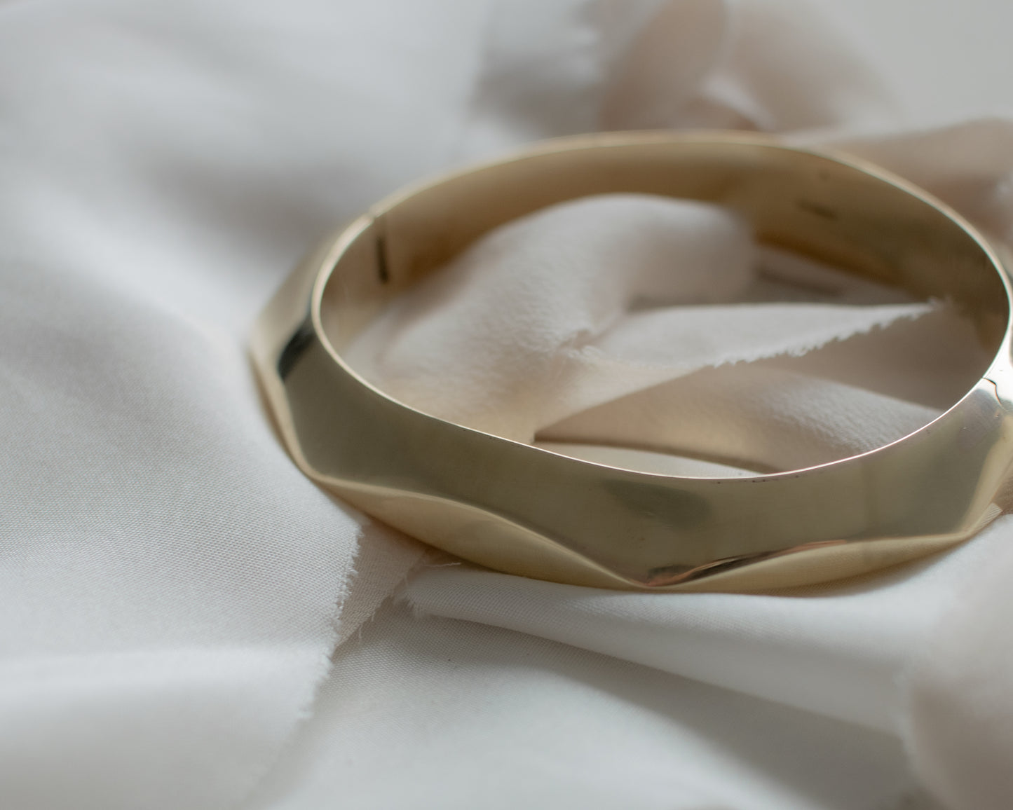 Vintage 9ct Gold Faceted Hinged Bangle - 2001
