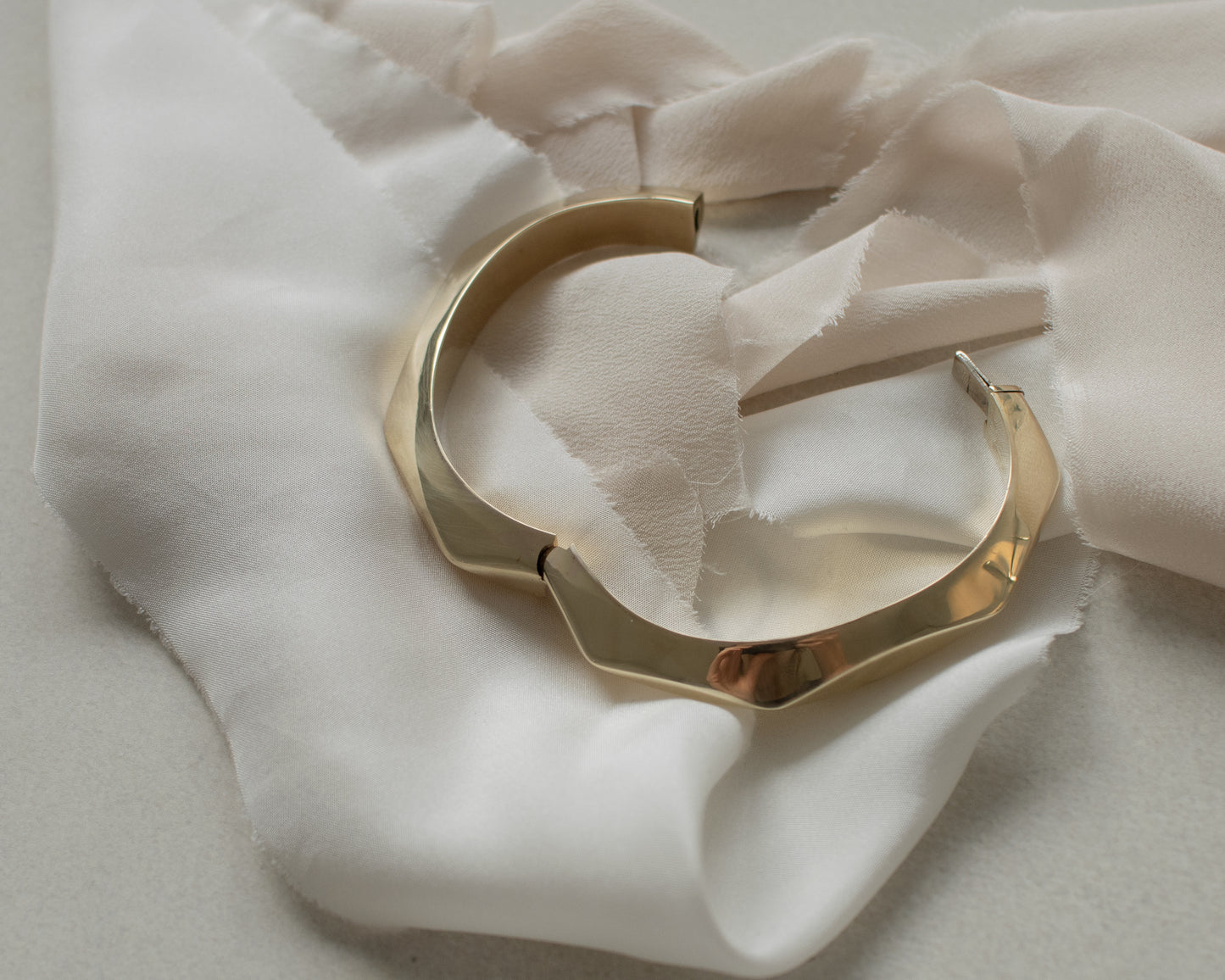 Vintage 9ct Gold Faceted Hinged Bangle - 2001
