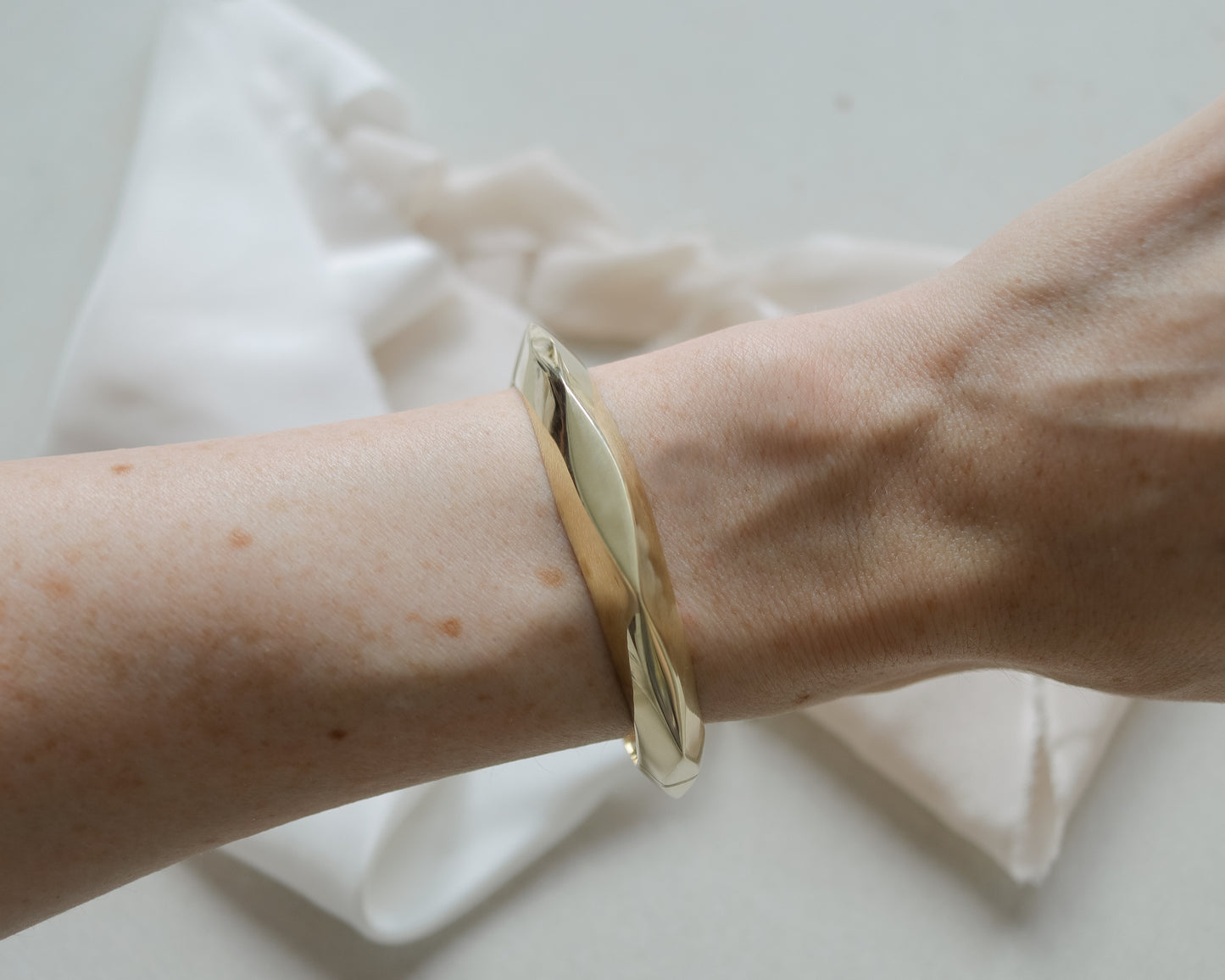 Vintage 9ct Gold Faceted Hinged Bangle - 2001