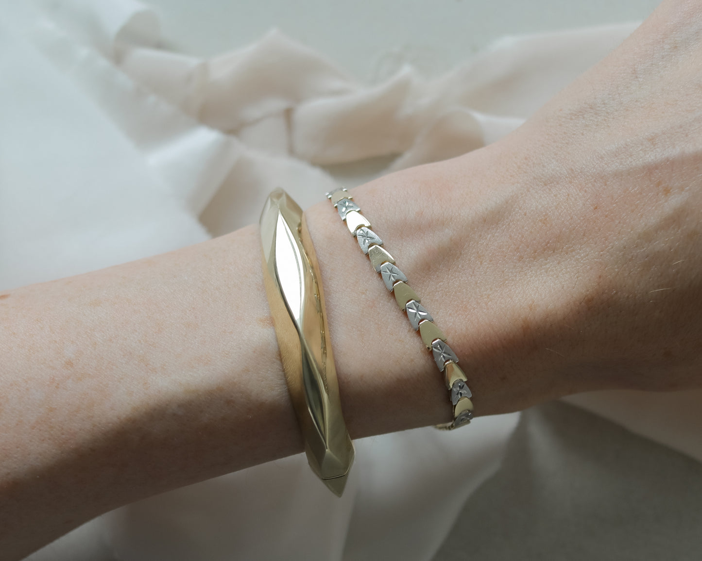 Vintage 9ct Gold Faceted Hinged Bangle - 2001