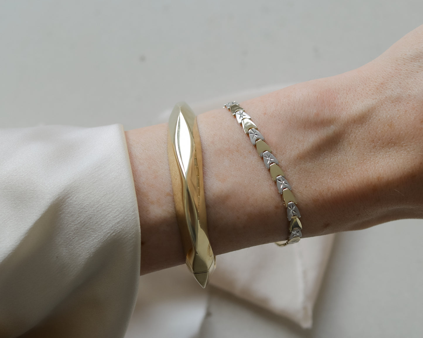 Vintage 9ct Gold Faceted Hinged Bangle - 2001