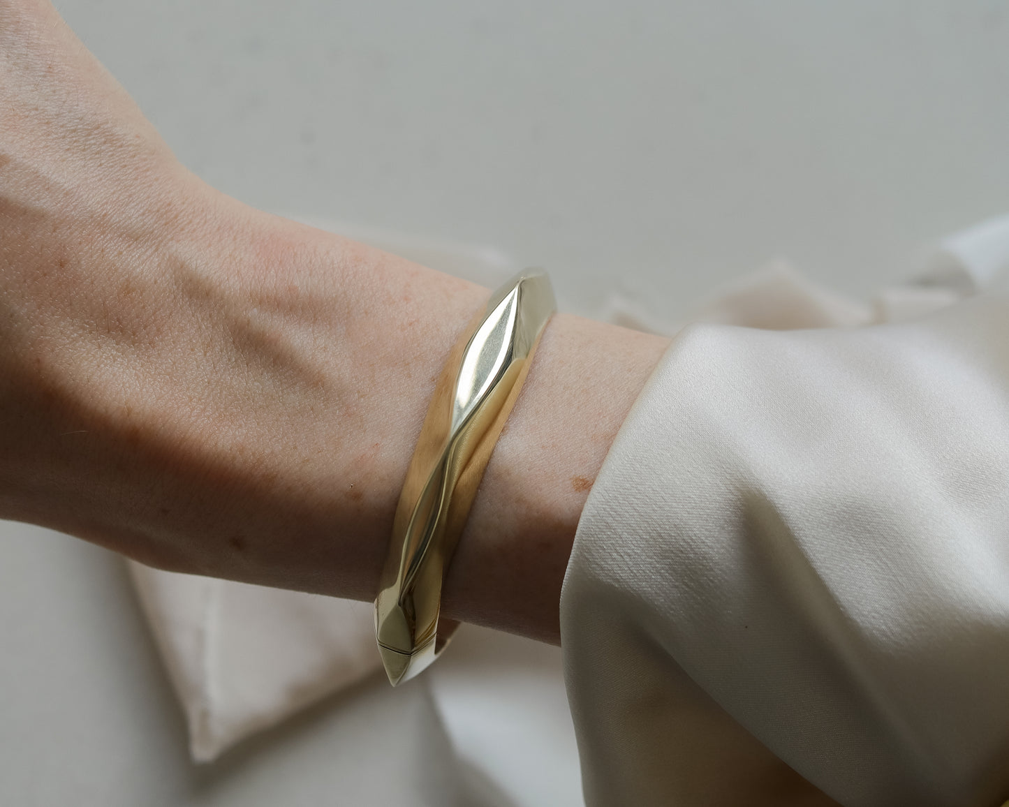 Vintage 9ct Gold Faceted Hinged Bangle - 2001