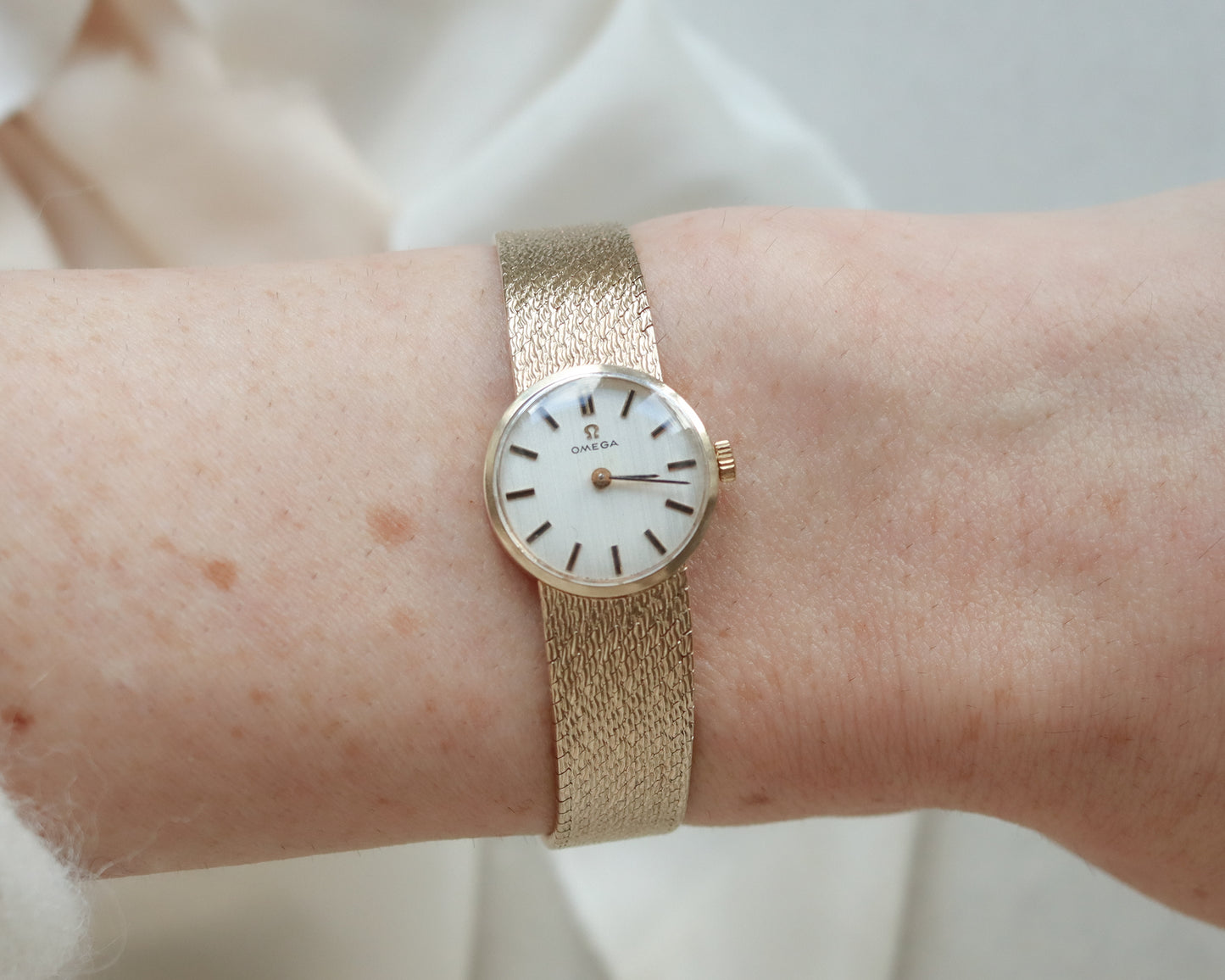 Beautiful 9ct gold Omega manual 625 watch from 1973