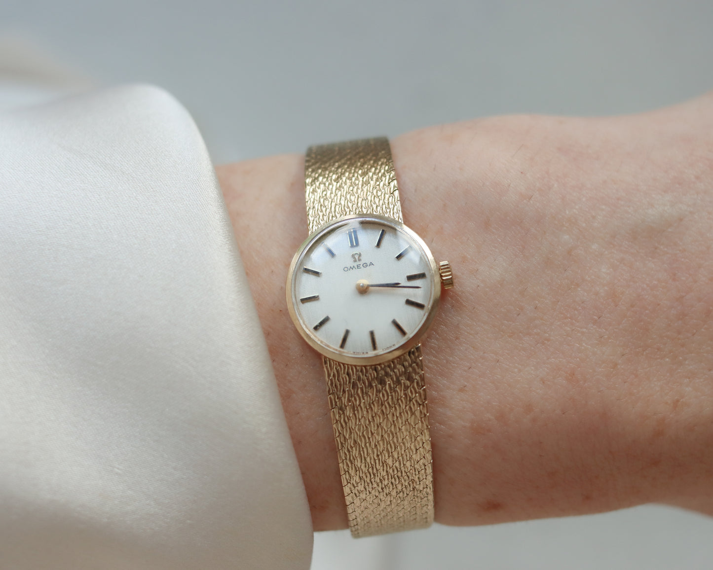 Beautiful 9ct gold Omega manual 625 watch from 1973