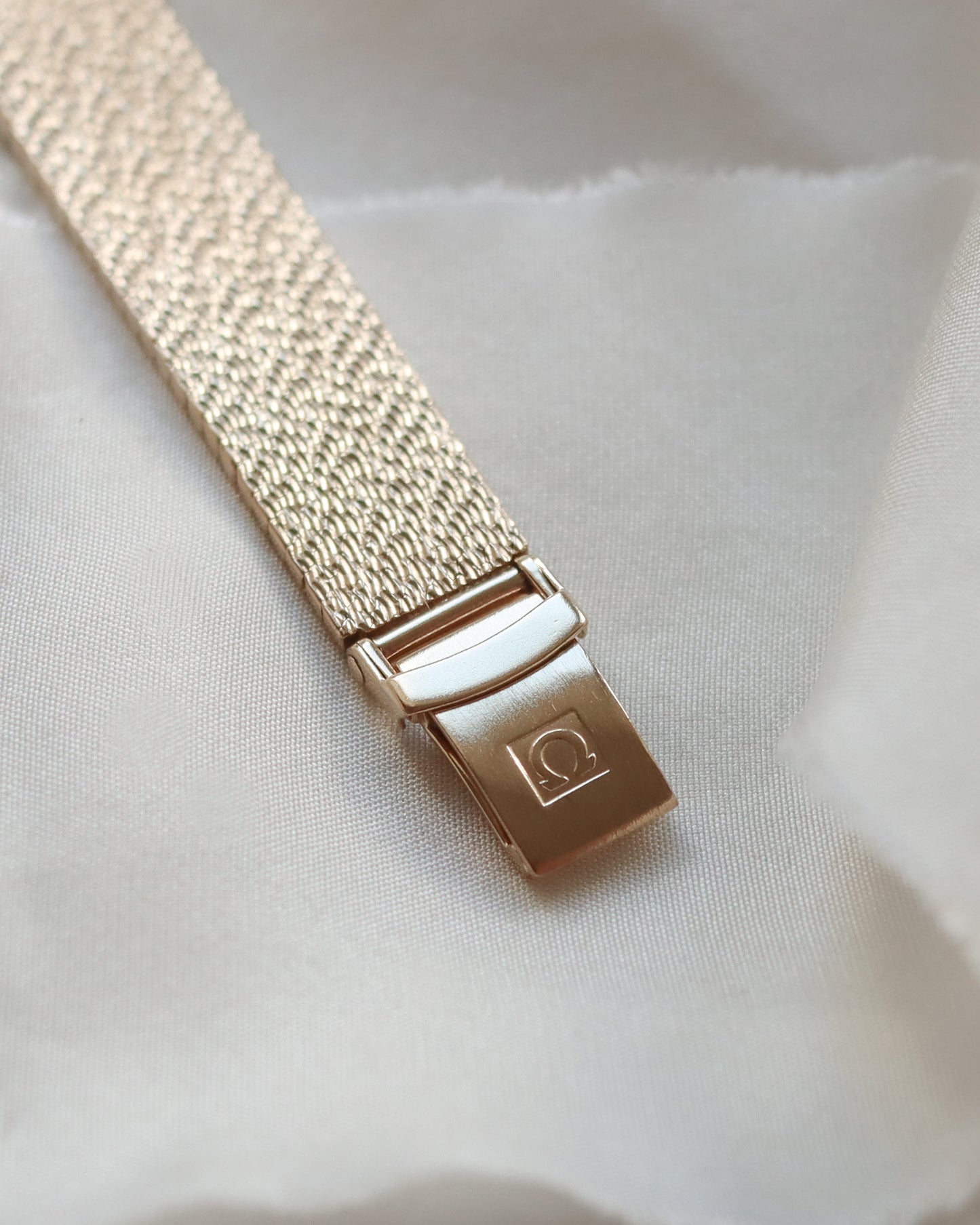 Beautiful 9ct gold Omega manual 625 watch from 1973