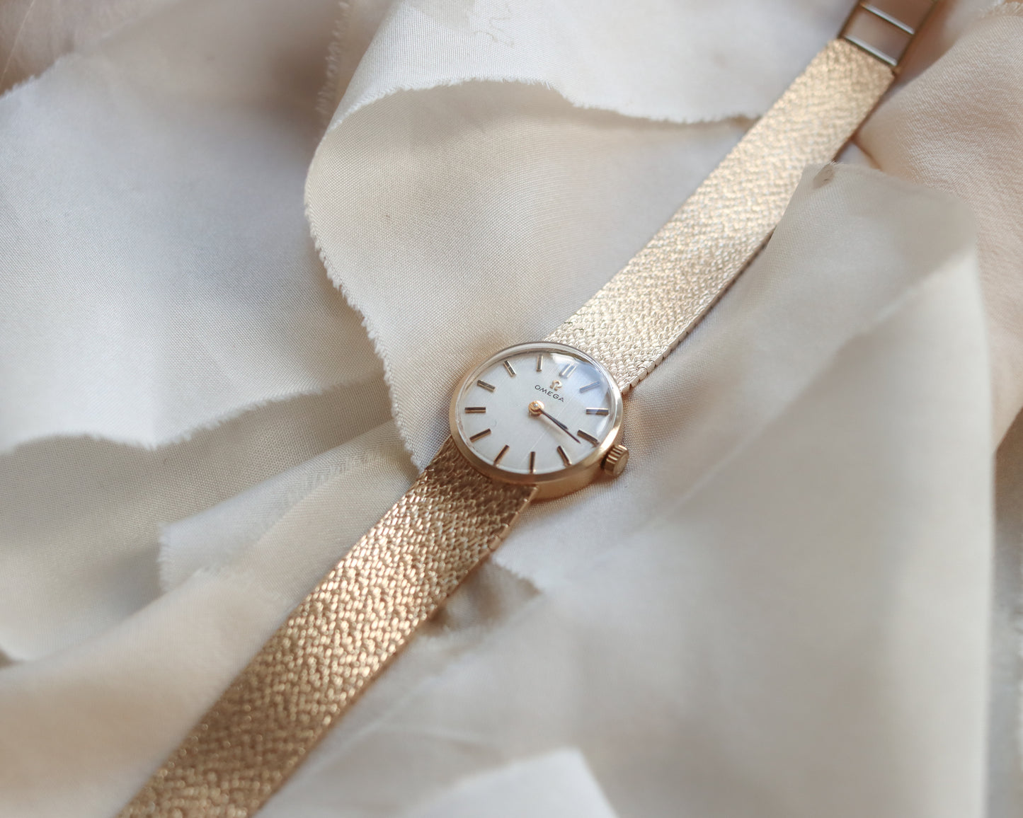 Beautiful 9ct gold Omega manual 625 watch from 1973