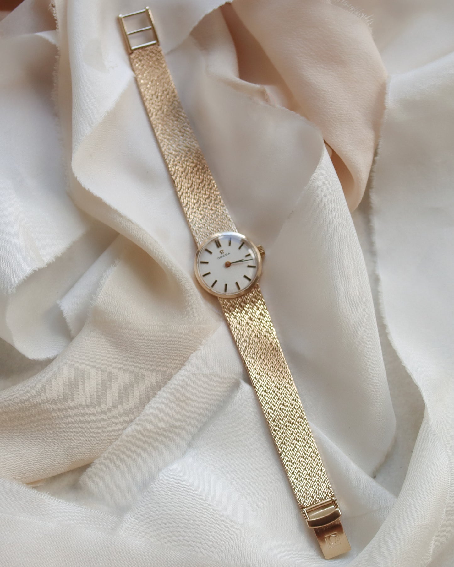 Beautiful 9ct gold Omega manual 625 watch from 1973