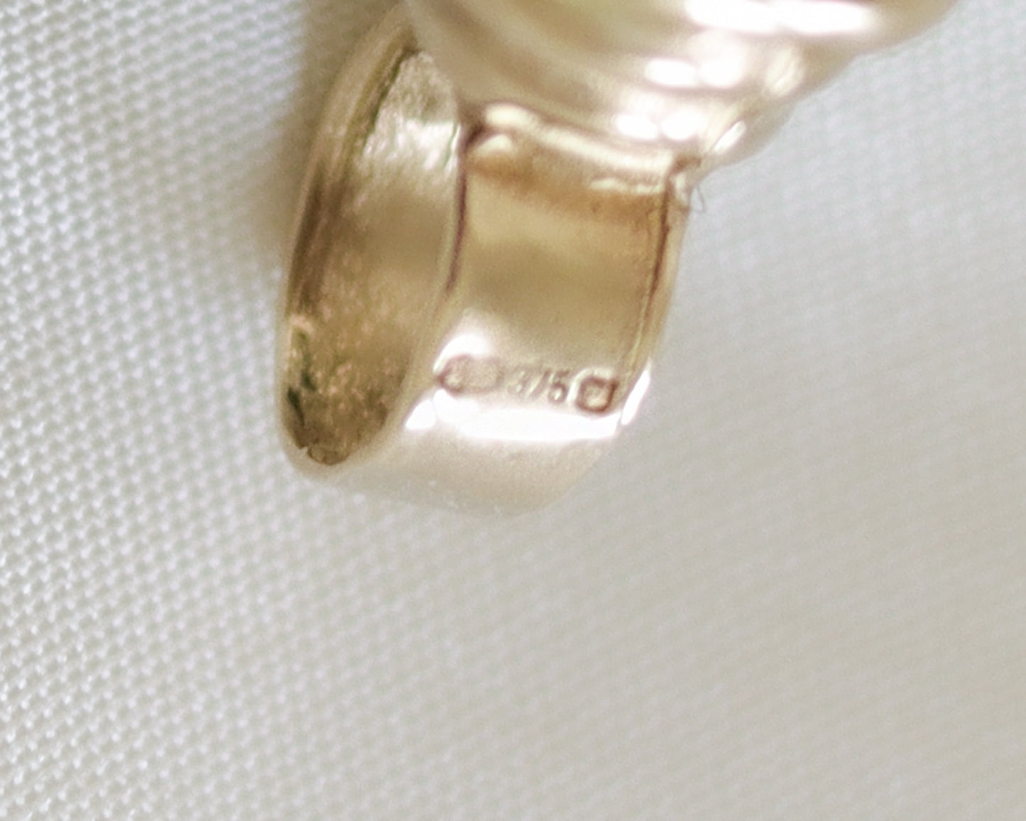 9ct gold pearl drop pendant