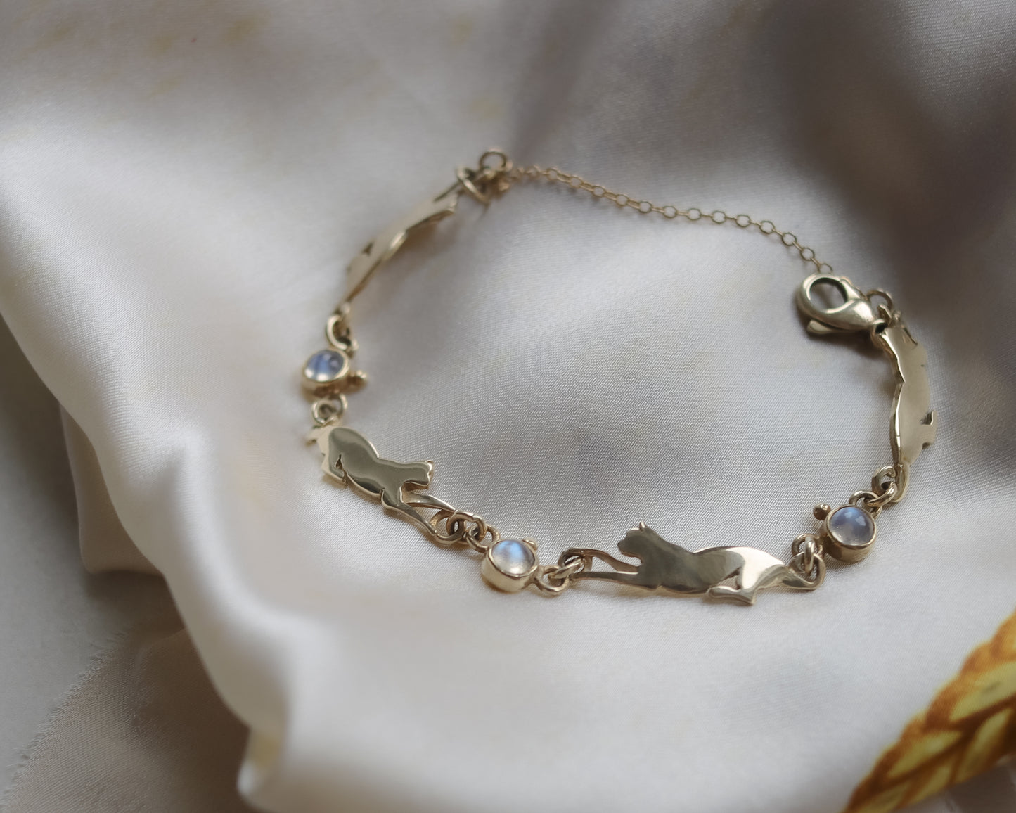 Vintage 9ct Gold Moonstone Cat Bracelet - 18cm