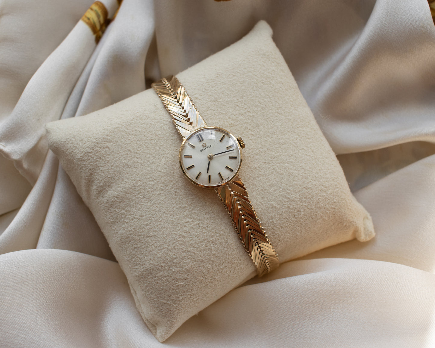 Omega Herringbone Wrist Watch in 9ct gold - 1964