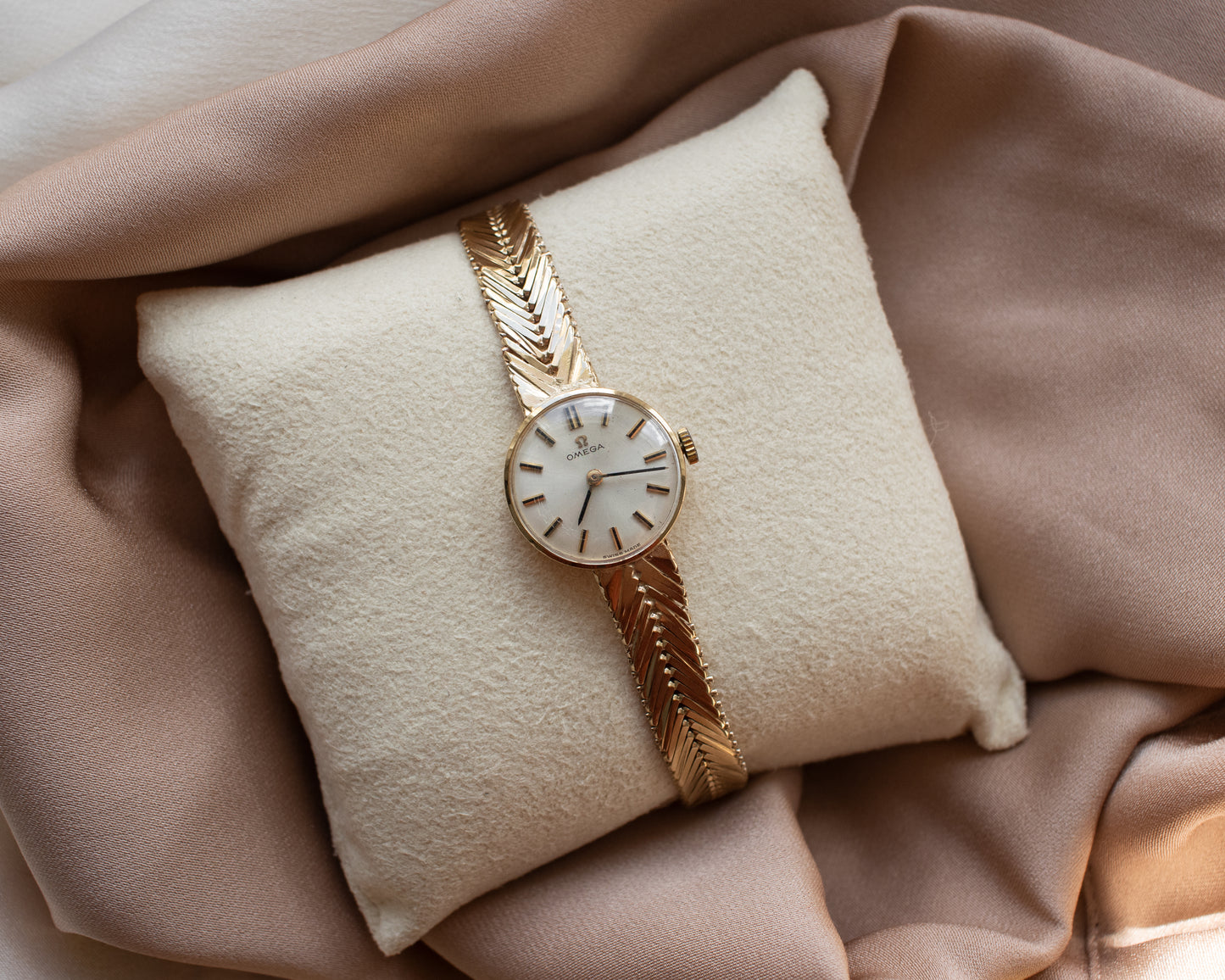 Omega Herringbone Wrist Watch in 9ct gold - 1964