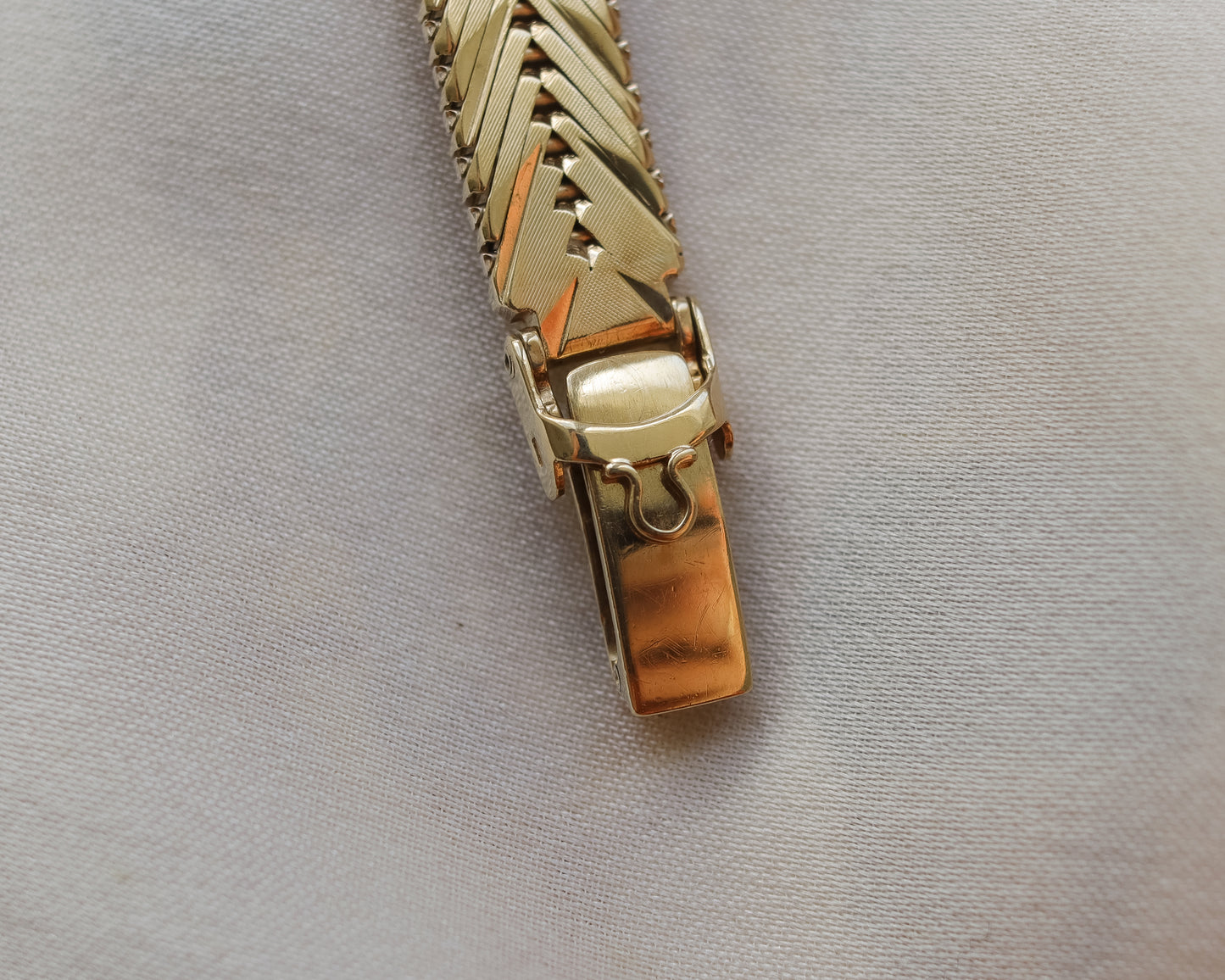 Omega Herringbone Wrist Watch in 9ct gold - 1964
