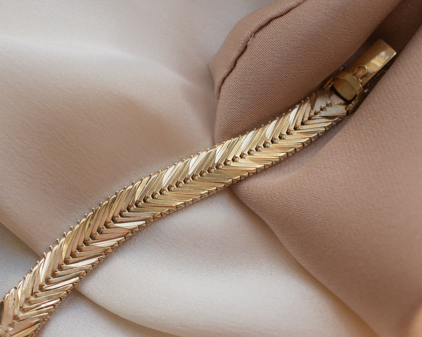 Omega Herringbone Wrist Watch in 9ct gold - 1964