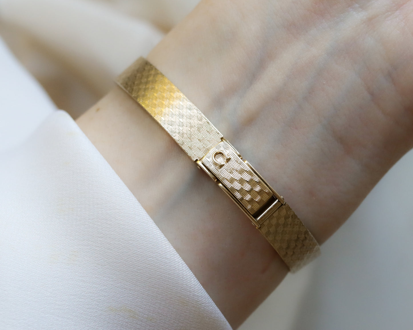 Stunning Omega 9ct gold textured watch - 1978