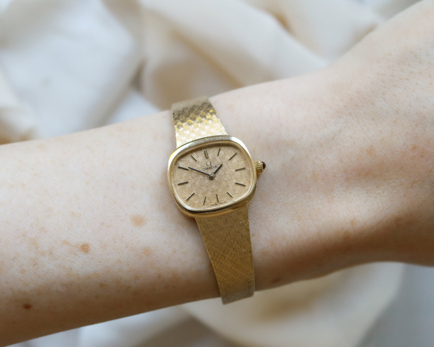 Stunning Omega 9ct gold textured watch - 1978