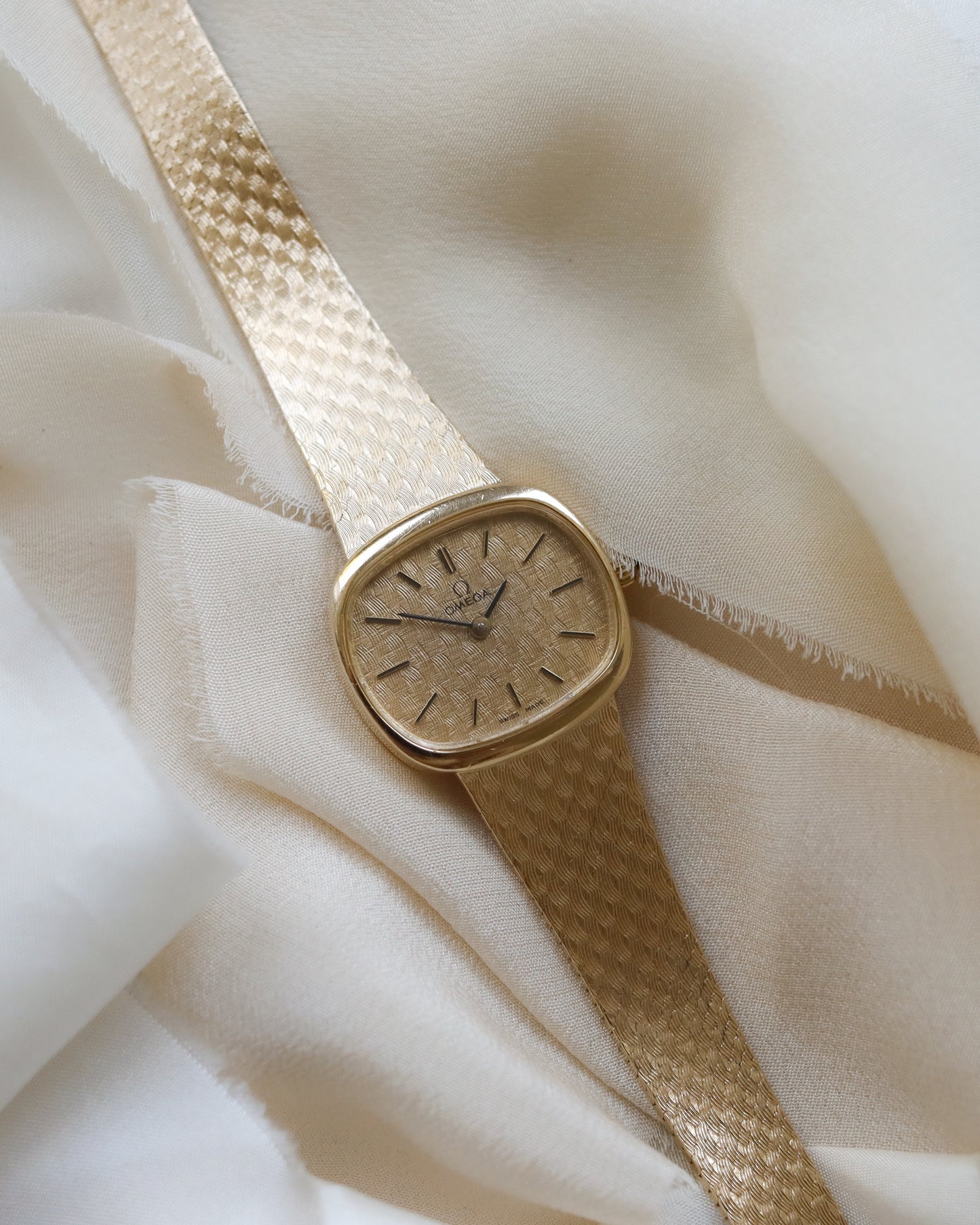 Stunning Omega 9ct gold textured watch - 1978