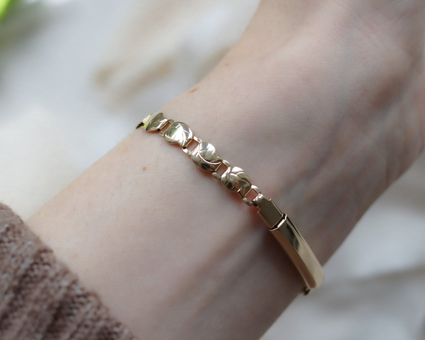 9ct Gold Rolex Precision Ladies leaf Bracelet Watch – 1942