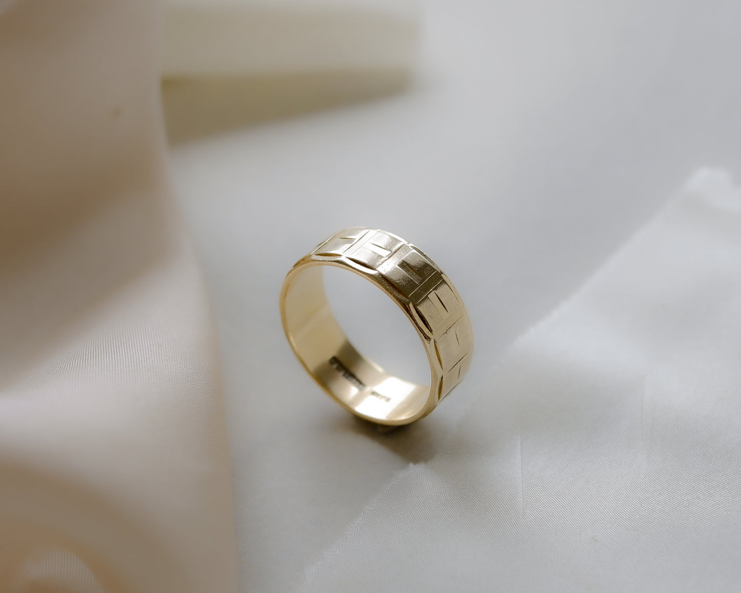 9ct gold ridged band UK U 1/2