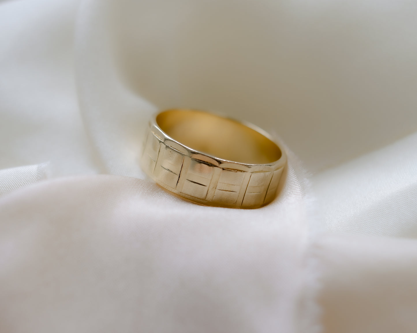 9ct gold ridged band UK U 1/2