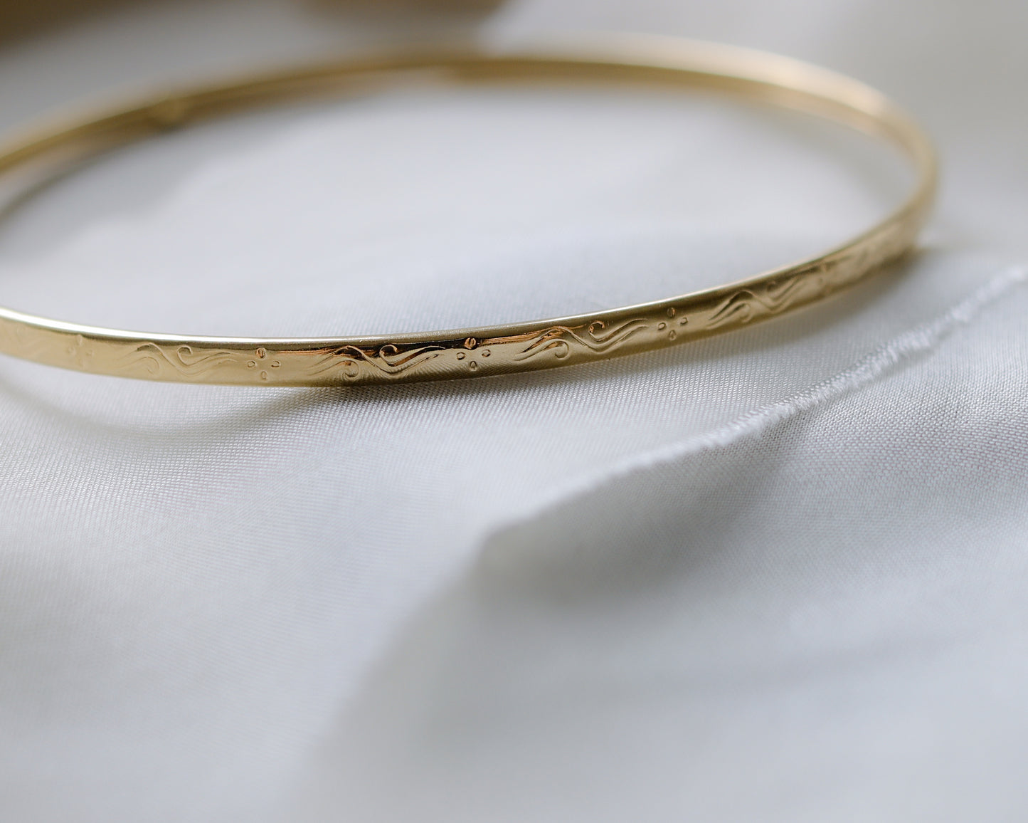 9ct gold scroll swirl pattern bangle