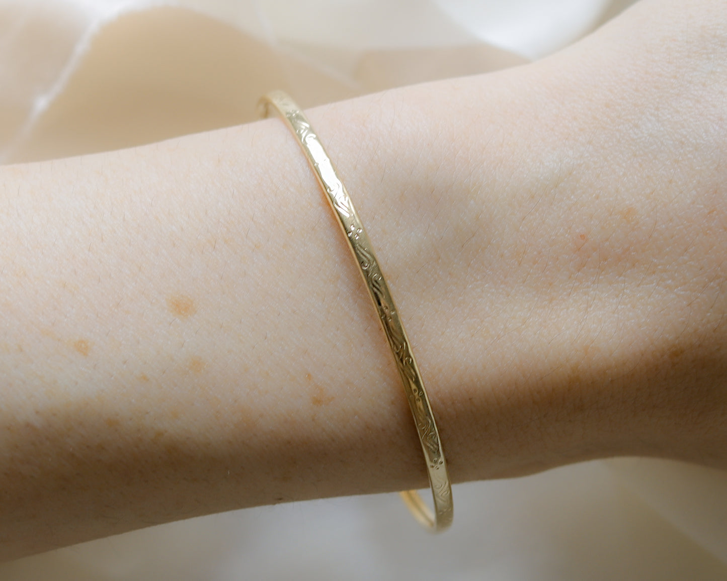 9ct gold scroll swirl pattern bangle