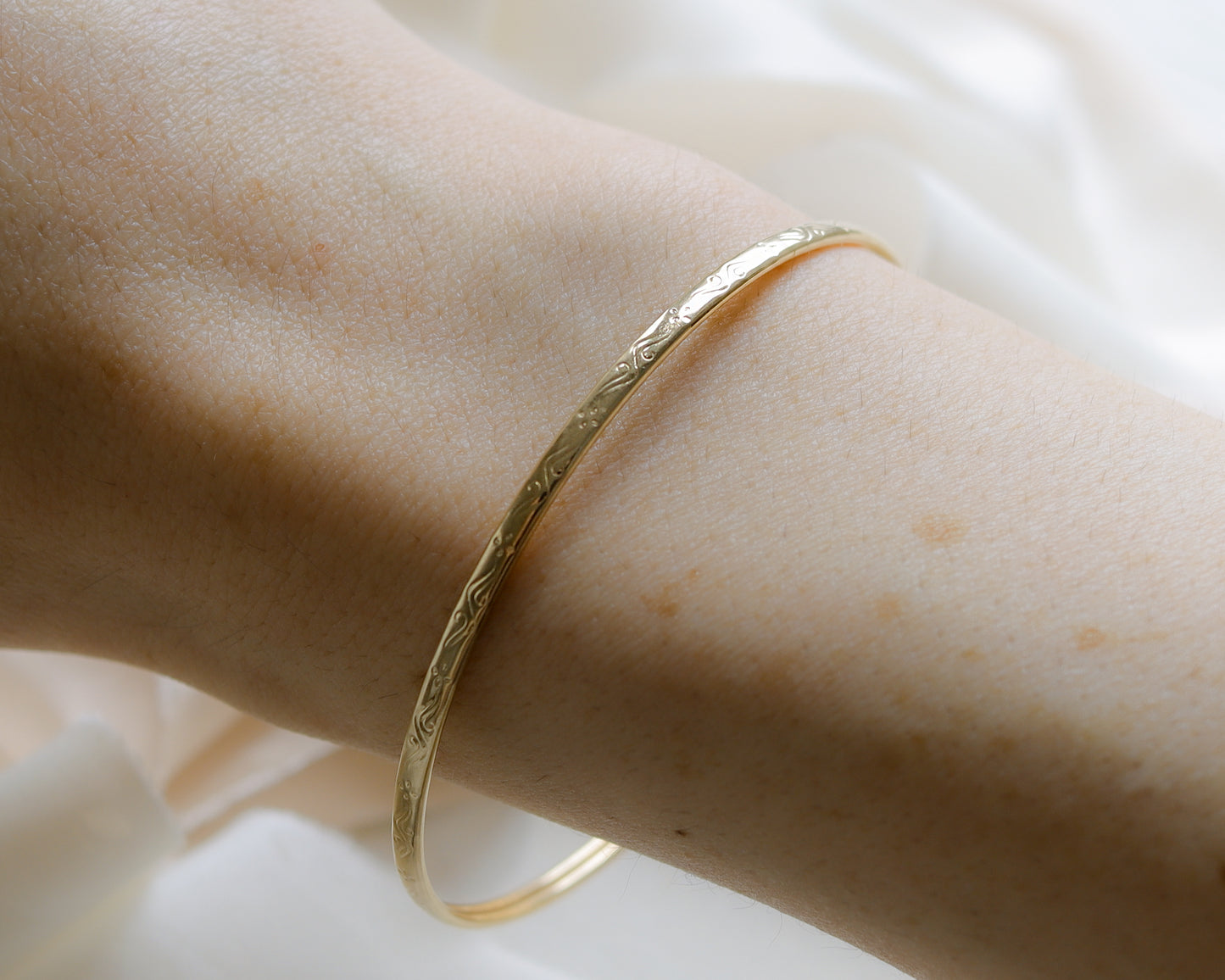 9ct gold scroll swirl pattern bangle