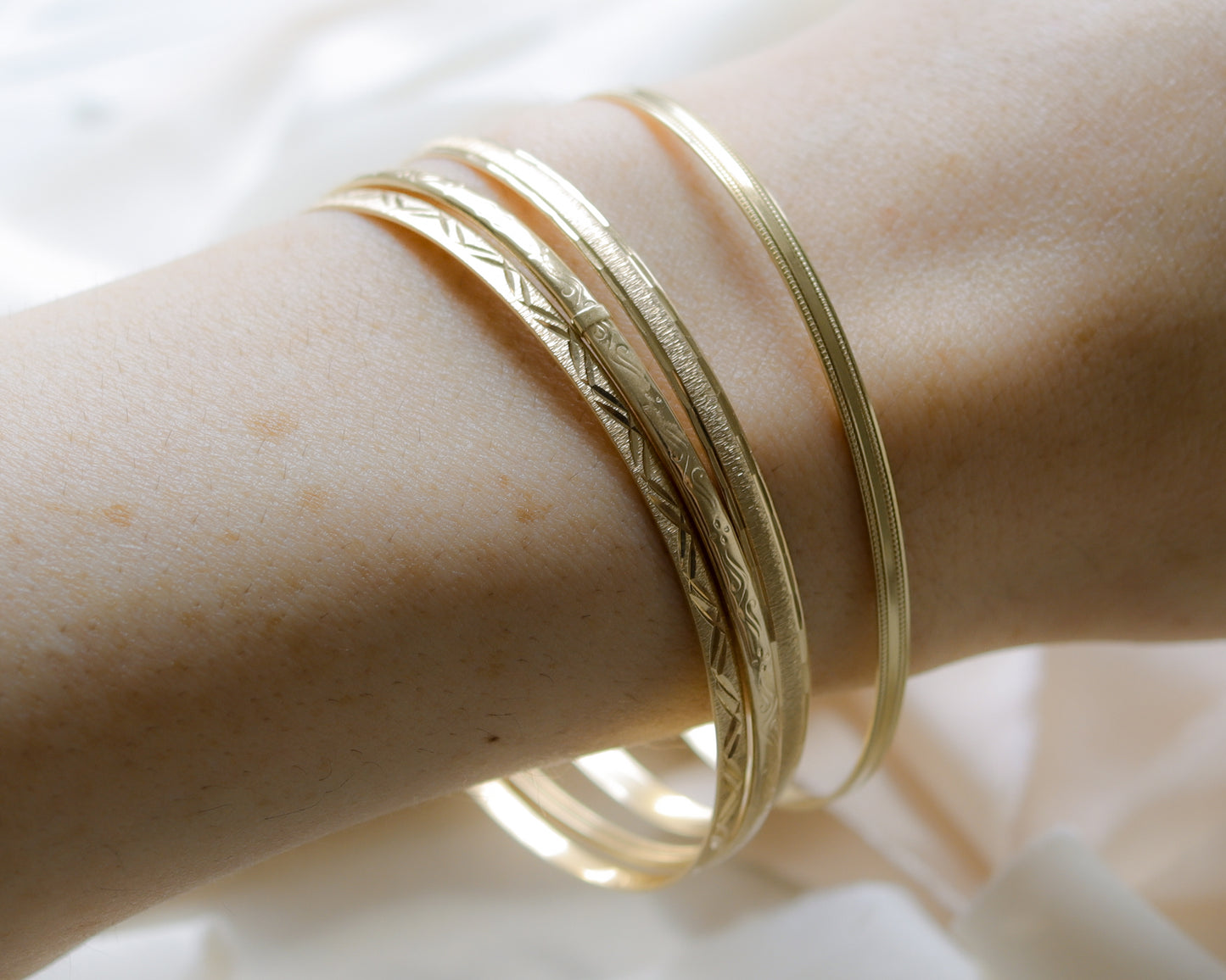 9ct gold scroll swirl pattern bangle